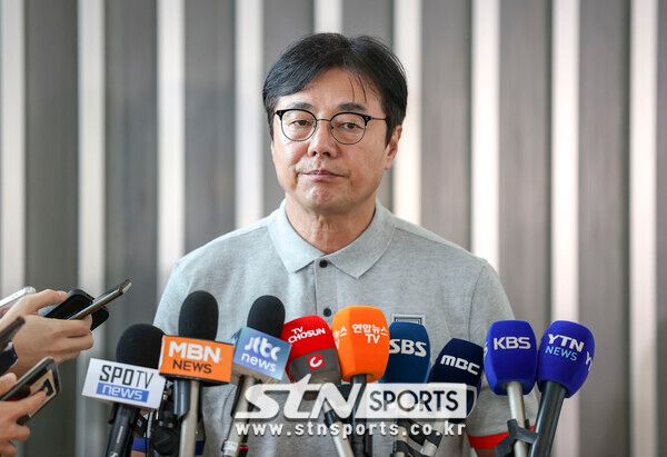 2022 항저우아시안게임에 출전하는 황선홍 남자축구대표팀 감독이 16일 인천국제공항 제1터미널 출국장에서 출국에 앞서 취재진의 질문에 답하고 있다. 사진┃뉴시스