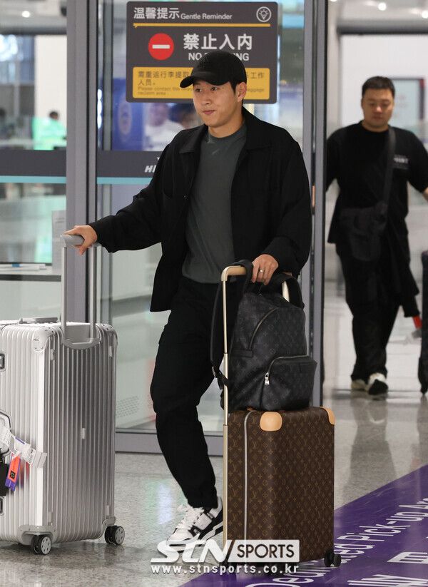 축구 대표팀 이강인(파리 생제르맹)이 2022 항저우 아시안게임 개막을 이틀 앞둔 21일(현지시간) 한국 축구대표팀에 합류하기 위해 중국 항저우 샤오산국제공항으로 입국하고 있다. 사진(항저우)┃뉴시스