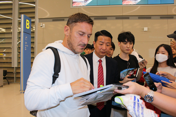 팬 서비스를 해주는 프란체스코 토티. 사진┃라싱시티그룹 코리아