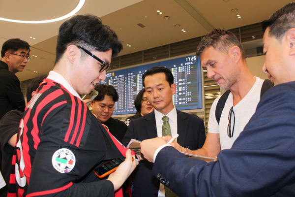 팬에게 사인을 해주는 파울로 말디니. 사진┃라싱시티그룹 코리아