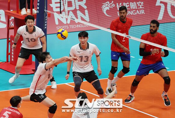 20일 중국 항저우 린핑 스타디움에서 열린 2022 항저우 아시안게임 남자 배구 조별리그 C조 1차전 대한민국 대 인도 경기, 양팀 선수들이 접전을 벌이고 있다. 사진┃뉴시스