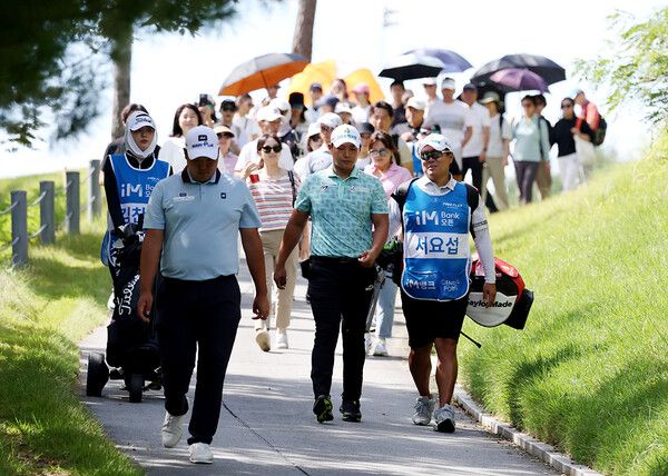 1번 홀 갤러리 전경. 사진┃KPGA