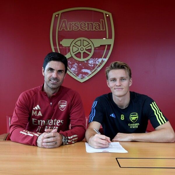 재계약 직후 미켈 아르테타 감독(좌측)과 마르틴 외데고르(우측). 사진┃아스널 FC