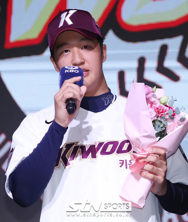 14일 오후 서울 웨스틴조선호텔 그랜드볼룸에서 열린 '2024 KBO 신인 드래프트'에서 키움 히어로즈에 1라운드로 지명된 서울고 전준표가 소감을 밝히고 있다. 사진┃뉴시스