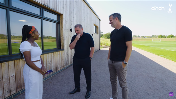 질문에 답변하는 엔지 포스테코글루 감독. 사진┃Cinch 공식 SNS