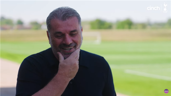 식당 이야기를 하며 미소짓는 엔지 포스테코글루 감독. 사진┃Cinch 공식 SNS