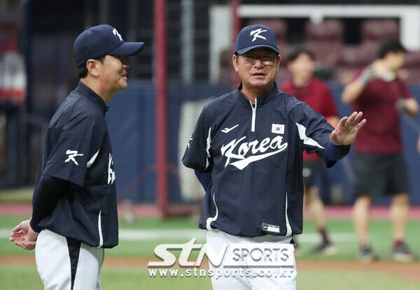 항저우 아시안게임 야구대표팀 류중일 감독이 24일 오후 서울 구로구 고척스카이돔에서 훈련을 앞두고 대화하고 있다. 사진┃뉴시스
