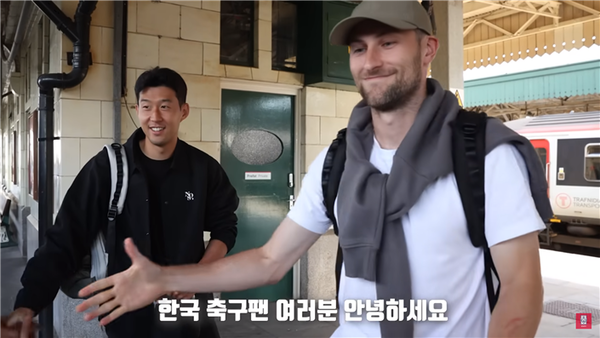 함께 기차로 각각의 대표팀에 합류한 토트넘 홋스퍼 동료 손흥민(좌측)과 벤 데이비스(우측). 사진┃KFA SNS