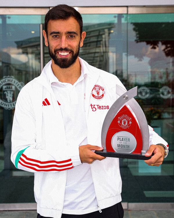 트로피를 받은 브루누 페르난드스. 사진┃맨체스터 유나이티드