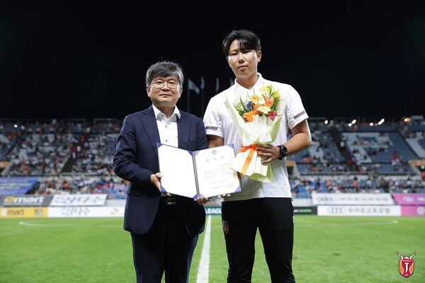 제주유나이티드 이건우 코치(사진 우측). 사진┃제주유나이티드