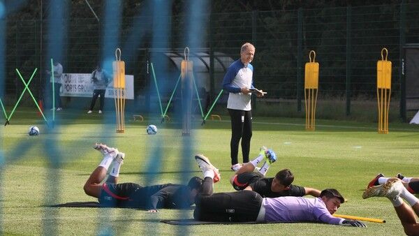 선수들의 훈련을 지켜보며 메모하는 위르겐 클린스만 감독. 사진┃KFA