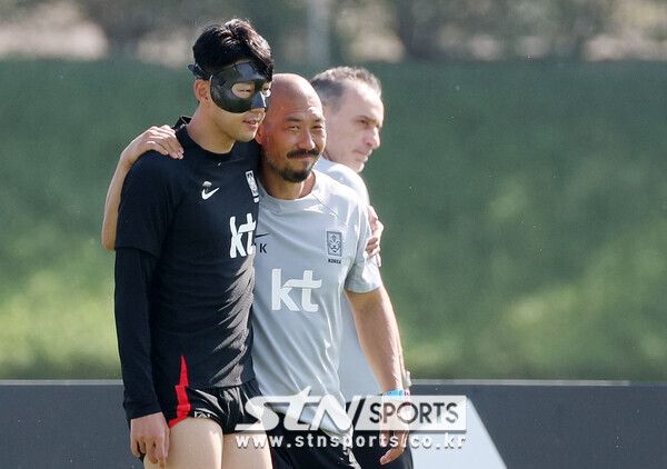 지난 2022년 파울루 벤투호에서의 손흥민과 마이클 킴 코치. 사진┃뉴시스