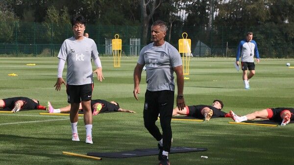 시범을 보이고 선수들을 독려하는 베르너 로이타드 피지컬 코치 사진┃KFA