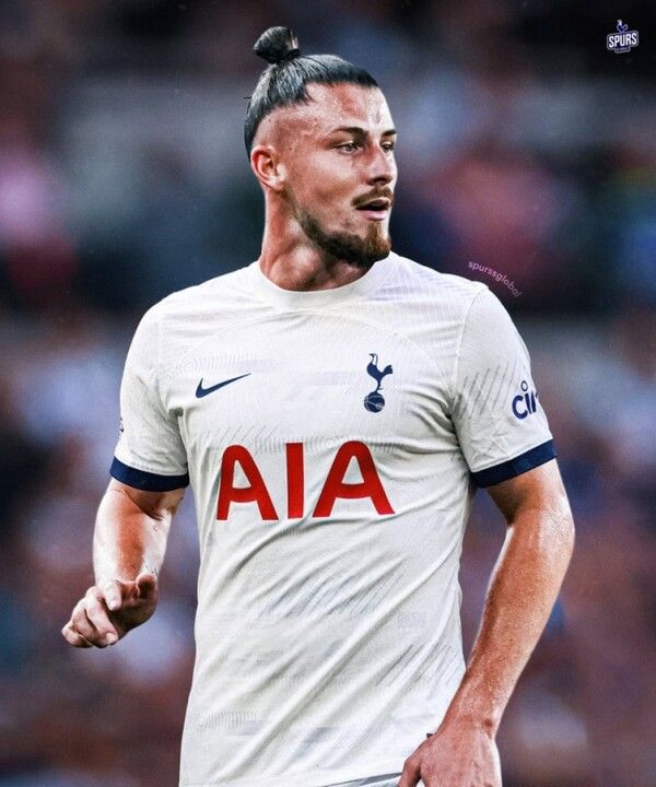 라드구신은 1m 91cm의 장신 센터백으로 수비력이 안정적이고, 탄탄한 피지컬을 활용한 제공권 능력이 뛰어나다는 평가다. 특히, 후방 빌드업 능력도 훌륭하다는 평가를 받는다. 특히, 공격을 전개 시 최후방에서부터 패스하길 원하는 포스테코글루 감독의 전술 스타일과 적중한다는 평가다.