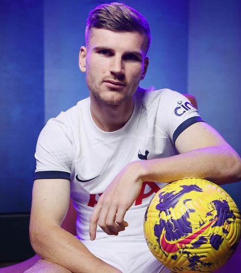 토트넘의 예상 베스트 11은 손흥민, 베르너, 데얀 쿨루셉스키, 제임스 매디슨, 로드리고 벤탄쿠르, 파페 사르, 데스티니 우도지, 미키 반 더 벤, 크리스티안 로메로, 페드로 포로, 굴리엘모 비카리오가 구성했다. 베르너는 손흥민이 아시안컵으로 빠진 상황에서 대체자로 거론되고 있지만, 공존도 가능하다는 분석이다. 사진┃토트넘 홋스퍼