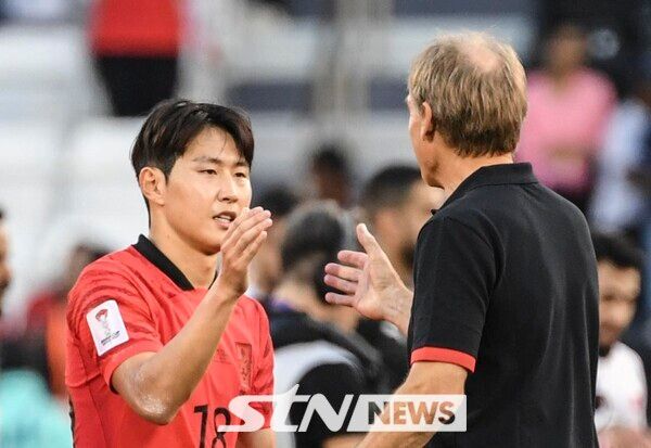 15일 (현지시각) 카타르 도하 자심 빈 하마드 스타디움에서 열린 2023 아시아축구연맹(AFC) 카타르 아시안컵 E조 조별리그 1차전 대한민국과 바레인의 경기, 대한민국의 3대1 승리를 거둔 뒤 위르겐 클린스만 감독과 이강인이 인사를 나누고 있다. 사진┃뉴시스