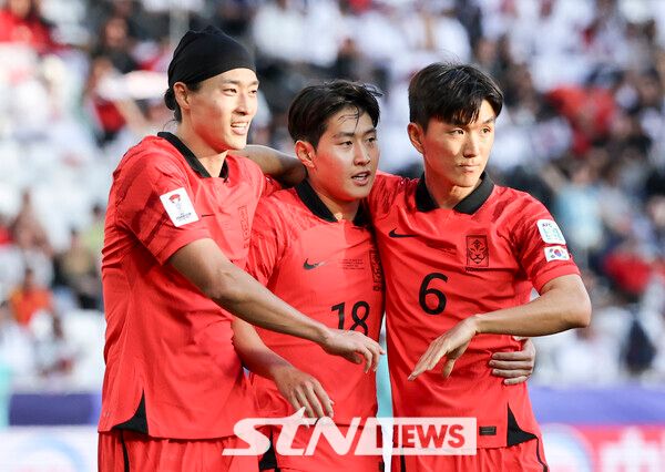 15일 (현지시각) 카타르 도하 자심 빈 하마드 스타디움에서 열린 2023 아시아축구연맹(AFC) 카타르 아시안컵 E조 조별리그 1차전 대한민국과 바레인의 경기, 후반 이강인이 추가골을 넣은 뒤 조규성, 황인범과 기뻐하고 있다. 사진┃뉴시스