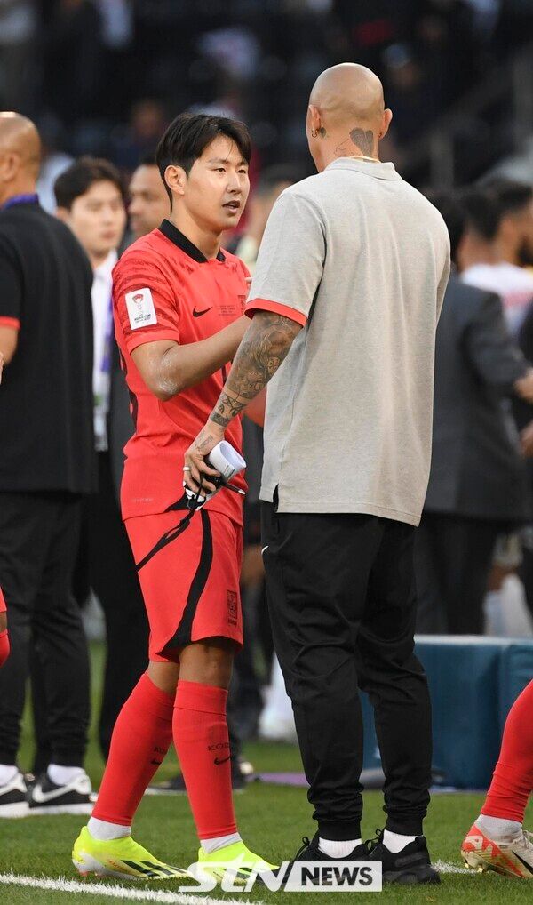 15일 (현지시각) 카타르 도하 자심 빈 하마드 스타디움에서 열린 2023 아시아축구연맹(AFC) 카타르 아시안컵 E조 조별리그 1차전 대한민국과 바레인의 경기, 대한민국의 3대1 승리를 거둔 뒤 대한민국 선수들이 인사를 나누고 있다. 사진┃뉴시스