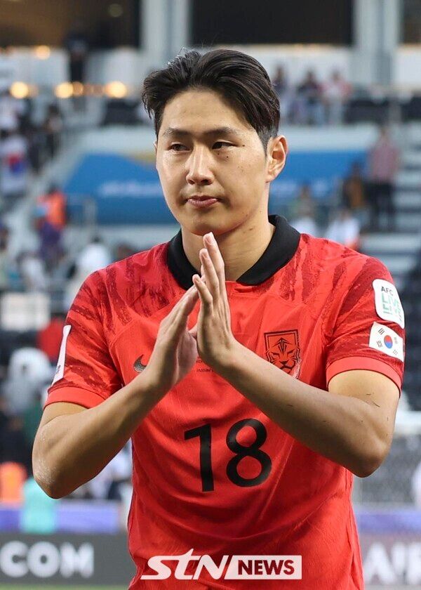 15일 (현지시각) 카타르 도하 자심 빈 하마드 스타디움에서 열린 2023 아시아축구연맹(AFC) 카타르 아시안컵 E조 조별리그 1차전 대한민국과 바레인의 경기, 대한민국의 3대1 승리를 거둔 뒤 이강인이 관중들에게 인사하고 있다. 사진┃뉴시스