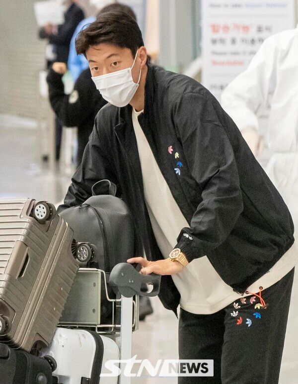 황의조가 여러 차례 출석 요구에 불응했고 수사가 마무리될 때까지 출국을 막을 필요가 있다는 판단을 내린 것으로 알려졌다. 반발한 것으로 알려졌다. ‘과잉 수사로 소속 팀에서 무탄 이탈했다’며 수사관 기피 신청서를 서울경찰청 청문감사인권담당관실에 제출한 것으로 전해졌다. 사진┃뉴시스