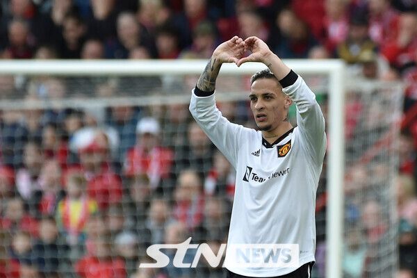 “안토니는 자신이 해야 할 만큼의 성과를 내지 못하고 있다. 본인도 힘들 것이다. 이는 맨유의 책임이다. 이러한 선수들은 가능한 한 빨리 처분해야 한다. 라스무스 회이룬은 잠재력이 있다. 하지만, 가르쳐 줄 선수가 없다. 손흥민을 영입해야 한다. 팀에 변화를 가져올 수 있다” 사진┃뉴시스/AP