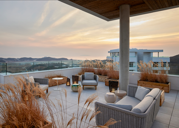 서울에서 가장 가까운 바다, 안산시 대부도에 있는 럭셔리 복합 레지던스 시설 ‘더헤븐 리조트’가 다음 달 8일부터 18일까지 '설날 연휴'와 '밸런타인데이' 시즌을 겨냥한 ‘It’s My 시리즈’의 두 가지 프로모션을 연이어 출시한다고 밝혔다. 더헤븐 리조트는 골프장 전경으로 해가 지는 아름다운 장면을 연출했다. 사진┃럭셔리 '더헤븐 리조트' 기획 홍보실