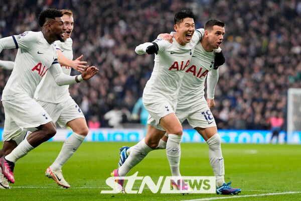 손흥민(중앙)과 지오바니 로 셀소(좌측). 사진┃뉴시스/AP