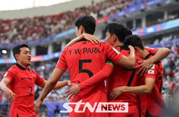 20일(현지시각) 카타르 도하 알투마마 스타디움에서 열린 아시아축구연맹(AFC) 2023 카타르 아시안컵 E조 조별예선 2차전 요르단과 대한민국의 경기, 전반 손흥민이 페널티킥을 성공시키고 기뻐하고 있다. 사진┃뉴시스