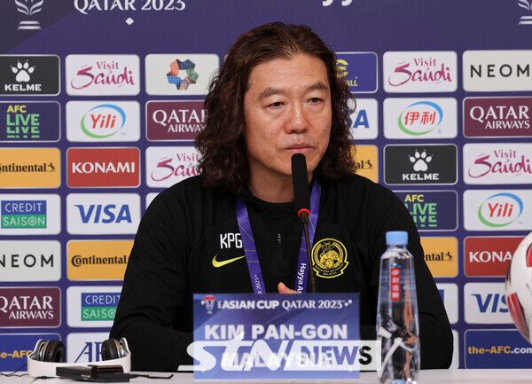 말레이시아 축구대표팀 김판곤 감독이 24일(현지시간) 카타르 도하 메인미디어센터(MMC)에서 열린 공식기자회견에서 취재진 질문에 답하고 있다. 사진┃뉴시스