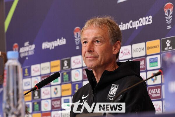대한민국 축구국가대표팀 위르겐 클린스만 감독이 24일(현지시간) 카타르 도하 메인미디어센터(MMC)에서 열린 공식기자회견에 참석해 있다. 사진┃뉴시스