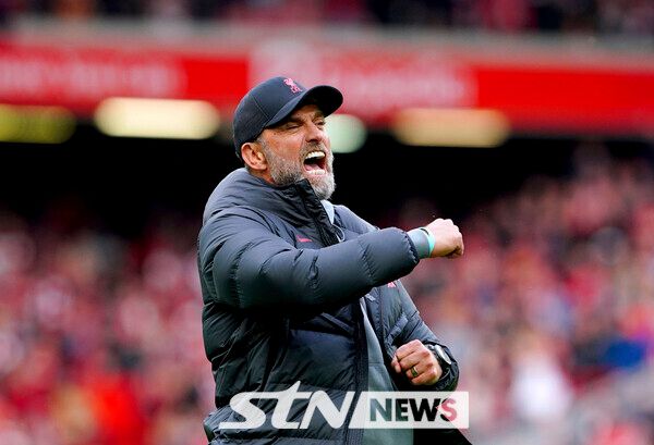 위르겐 클롭 감독이 리버풀과 결별을 선언했다. “많은 사람이 충격받을 거라는 걸 이해한다. 리버풀, 도시, 팬들의 모든 걸 사랑한다. 하지만, 난 여전히 내가 내려야 하는 결정이라고 확신한다. 나의 에너지가 고갈되고 있다는 것이다.” 사진┃리버풀