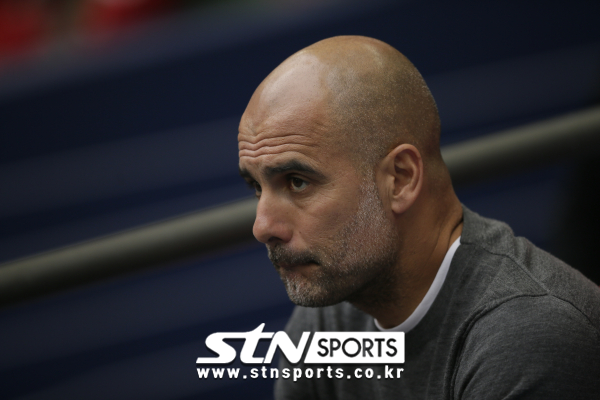 맨체스터 시티의 네이선 아케(왼쪽)가 26일(현지시각) 영국 런던의 토트넘 홋스퍼 스타디움에서 열린 2023-24 잉글랜드 축구협회(FA)컵 4라운드 토트넘 홋스퍼를 꺾은 후 골키퍼 슈테판 오르테가와 기쁨을 나누고 있다. 아케는 후반 43분 선제 결승 골을 넣어 1-0 승리를 이끌었고 맨시티는 FA컵 16강에 진출했다.&nbsp;사진｜뉴시스/AP