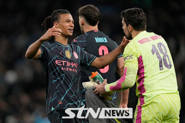 맨체스터 시티의 네이선 아케(왼쪽)가 26일(현지시각) 영국 런던의 토트넘 홋스퍼 스타디움에서 열린 2023-24 잉글랜드 축구협회(FA)컵 4라운드 토트넘 홋스퍼를 꺾은 후 골키퍼 슈테판 오르테가와 기쁨을 나누고 있다. 아케는 후반 43분 선제 결승 골을 넣어 1-0 승리를 이끌었고 맨시티는 FA컵 16강에 진출했다. 사진┃뉴시스/AP