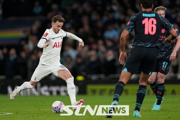 토트넘 홋스퍼의 제임스 매디슨이 26일(현지시각) 영국 런던의 토트넘 홋스퍼 스타디움에서 열린 2023-24 잉글랜드 축구협회(FA)컵 4라운드 맨체스터 시티와 경기 중 패스하고 있다. 손흥민이 빠진 토트넘은 0-1로 패해 16강 진출에 실패했다. 사진┃뉴시스/AP