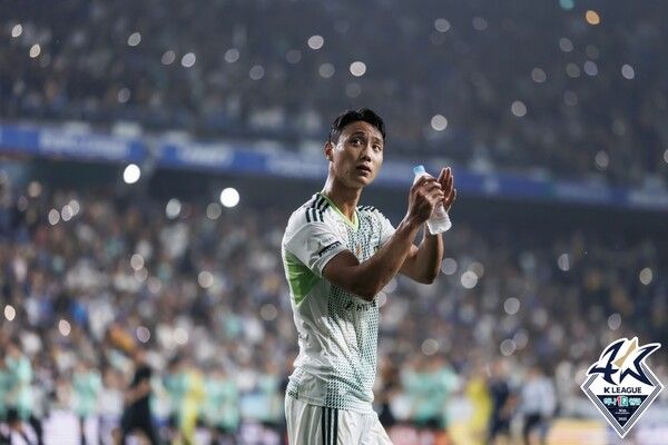 백승호는 버밍엄 시티 이적이 임박했다. 조만간 출국해 계약서에 서명할 예정이다. 바르셀로나 유스 출신이다. 1군으로 승격해 리오넬 메시와 훈련을 함께하고 경기에 출전하는 등 많은 기대감이 쏠렸다. 하지만, 바르셀로나가 U-18 외국인 선수 영입 규정을 위반하면서 유소년 선수들을 공식 경기에 출전하지 못하도록 징계를 내렸다. 황금기를 놓쳤고, 바르셀로나를 떠나 유럽 무대에서 커리어를 이어갔다. 이후 스페인 지로나, 독일 다름슈타트 등에서 활약했지만, 군 문제 등 해결해야 할 사안이 있다고 판단을 내렸고 전북현대를 통해 K리그 무대에 둥지를 틀었다. K리그, FA컵 우승, 카타르 월드컵 출전, 아시안게임 금메달 획득 등 영광의 기억을 안고 다시 유럽으로 향한다. 사진┃한국프로축구연맹