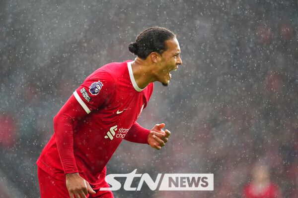 리버풀의 수비수 버질 반 다이크. 위르겐 클롭 감독이 리버풀을 떠나면서 이적 분위기가 감지되는 중이다. 