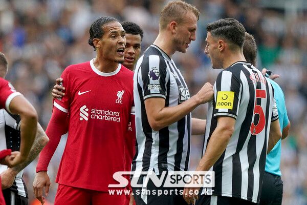 리버풀의 수비수 버질 반 다이크. 위르겐 클롭 감독이 리버풀을 떠나면서 이적 분위기가 감지되는 중이다. 