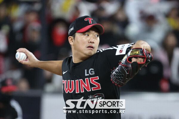 10일 오후 경기 수원시 kt위즈파크에서 열린 2023 KBO 한국시리즈 3차전 LG 트윈스와 kt 위즈의 경기, 8회 말 LG 고우석이 역투하고 있다. 사진┃뉴시스