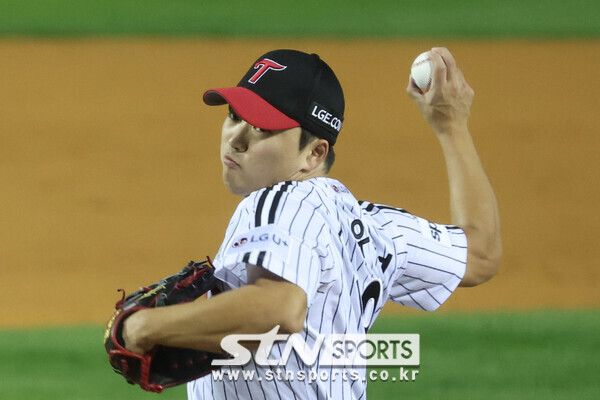 7일 서울 송파구 잠실야구장에서 열린 2023 KBO 포스트시즌 한국시리즈 1차전 LG 트윈스와 KT 위즈 경기, 9회 초 LG 고우석이 역투하고 있다. 사진┃뉴시스