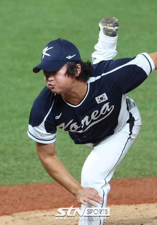 2일 중국 저장성 사오싱 1야구장에서 열린 2022 항저우 아시안게임 야구 B조 조별리그 2차전 대한민국 대 대만 경기, 8회말 한국 마무리투수 고우석이 역투하고 있다. 사진┃뉴시스