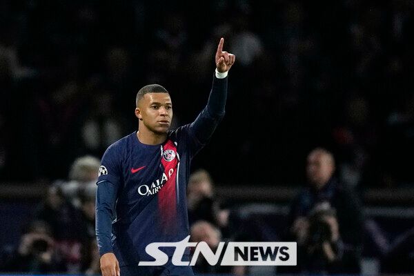 사진┃‘충격 뒷통수’ 음바페 레알 마드리드 이적 아니다? 이강인과 파트너십 계속? “미래 합의 없었어” 뉴시스/AP