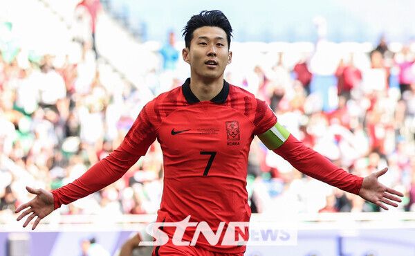 20일(현지시각) 카타르 도하 알투마마 스타디움에서 열린 아시아축구연맹(AFC) 2023 카타르 아시안컵 E조 조별예선 2차전 요르단과 대한민국의 경기, 전반 손흥민이 페널티킥을 성공시킨 뒤 기뻐하고 있다. 사진┃뉴시스