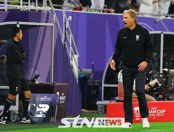 대한민국 축구 국가대표팀 위르겐 클린스만 감독이 6일(현지시간) 카타르 알라이얀 아흐메드 빈 알리 스타디움에서 열린 2023 아시아축구연맹(AFC) 카타르 아시안컵 4강전 요르단 대 대한민국의 경기 후반, 요르단 야잔 알나이마트에게 선취골을 내주자 아쉬워하고 있다. 사진┃뉴시스