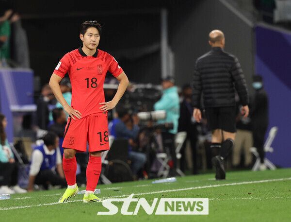 30일(현지시각) 카타르 알라이얀 에듀케이션 시티 스타디움에서 열린 아시아축구연맹(AFC) 2023 카타르 아시안컵 16강전 사우디아라비아 대 대한민국의 경기, 후반 사우디 하지 라디프에게 선취골을 내주고 대한민국 대표팀 이강인이 아쉬워하고 있다. 사진┃뉴시스