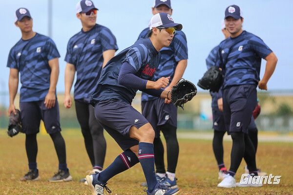 롯데자이언츠 구승민이 스프링캠프에서 수비훈련을 하고 있다. 사진┃롯데 자이언츠