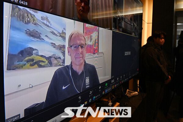 위르겐 클린스만 축구대표팀 감독이 15일 오전 서울 종로구 축구회관에서 열린 2024년도 제1차 국가대표전력강화위원회에 화상으로 참여하고 있다. 사진┃뉴시스/공동취재