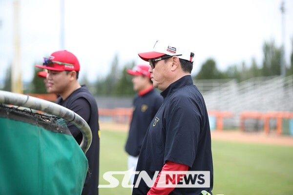 선수들 훈련을 지켜보고 있는 진갑용 수석 코치 사진┃KIA 타이거즈