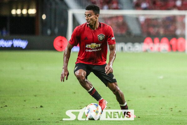 프리미어리그(PL) 출신 제시 린가드의 K리그 무대 진출설이 제기됐다. “린가드의 서울 이적이 임박했다. 마무리 단계에 근접했다” “린가드가 서울의 제안을 긍정적으로 검토하고 있다”. 2년 상당의 계약을 제안받았다“ “린가드가 서울로의 이적을 앞두고 있다. 절차가 남았지만, 마무리되면 계약을 체결할 것이다” “린가드 영입을 위해 접촉한 건 맞다. 현재는 협상이 진행 중이다” 사진┃뉴시스/AP