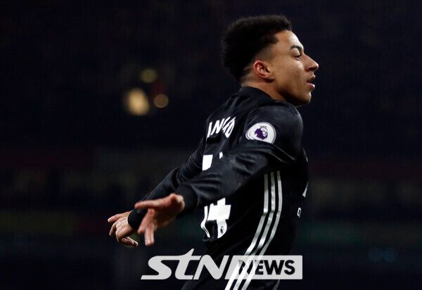 프리미어리그(PL) 출신 제시 린가드의 K리그 무대 진출설이 제기됐다. “린가드의 서울 이적이 임박했다. 마무리 단계에 근접했다” “린가드가 서울의 제안을 긍정적으로 검토하고 있다”. 2년 상당의 계약을 제안받았다“ “린가드가 서울로의 이적을 앞두고 있다. 절차가 남았지만, 마무리되면 계약을 체결할 것이다” “린가드 영입을 위해 접촉한 건 맞다. 현재는 협상이 진행 중이다” 사진┃뉴시스/AP