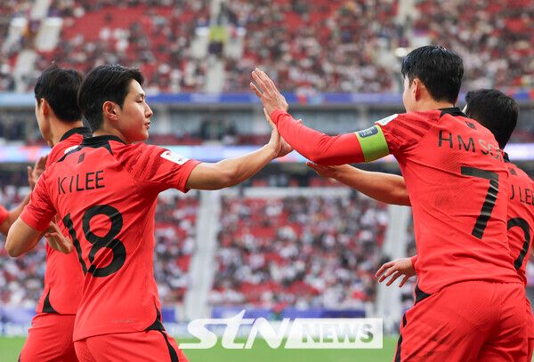 20일(현지시각) 카타르 도하 알투마마 스타디움에서 열린 아시아축구연맹(AFC) 2023 카타르 아시안컵 E조 조별예선 2차전 요르단과 대한민국의 경기, 전반 손흥민이 페널티킥을 성공시키고 이강인과 기뻐하고 있다. 사진┃뉴시스